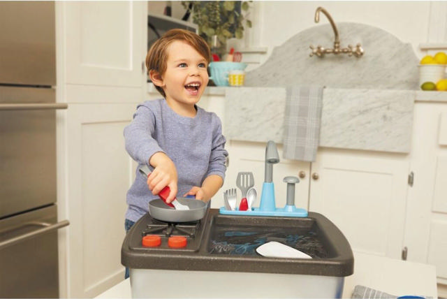 LITTLE TIKES APPLIANCES SINK AND STOVE