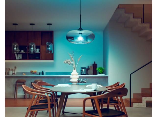 PHILIPS HUE WHITE AND COLOR AMBIANCE 13.5W A67 E27 