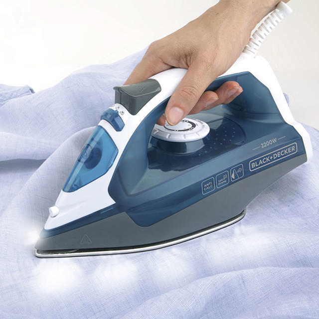 BLACK & DECKER STEAM IRON 2.5KW 120GR