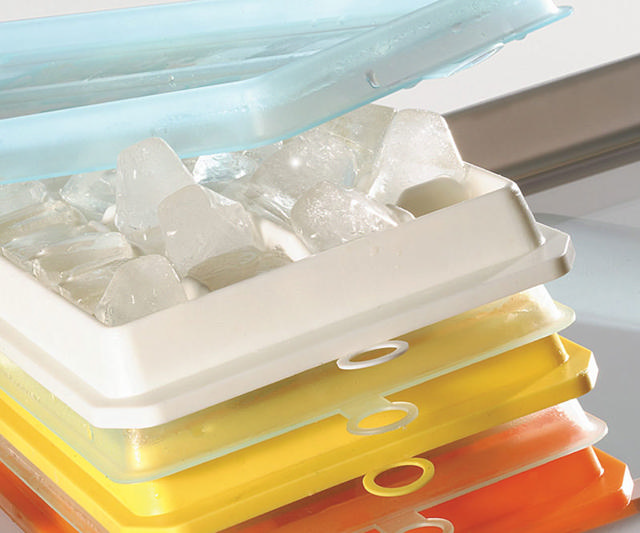 ICE CUBE TRAY WITH LID IN 5 ASSORTED COLORS 3X1X4CM