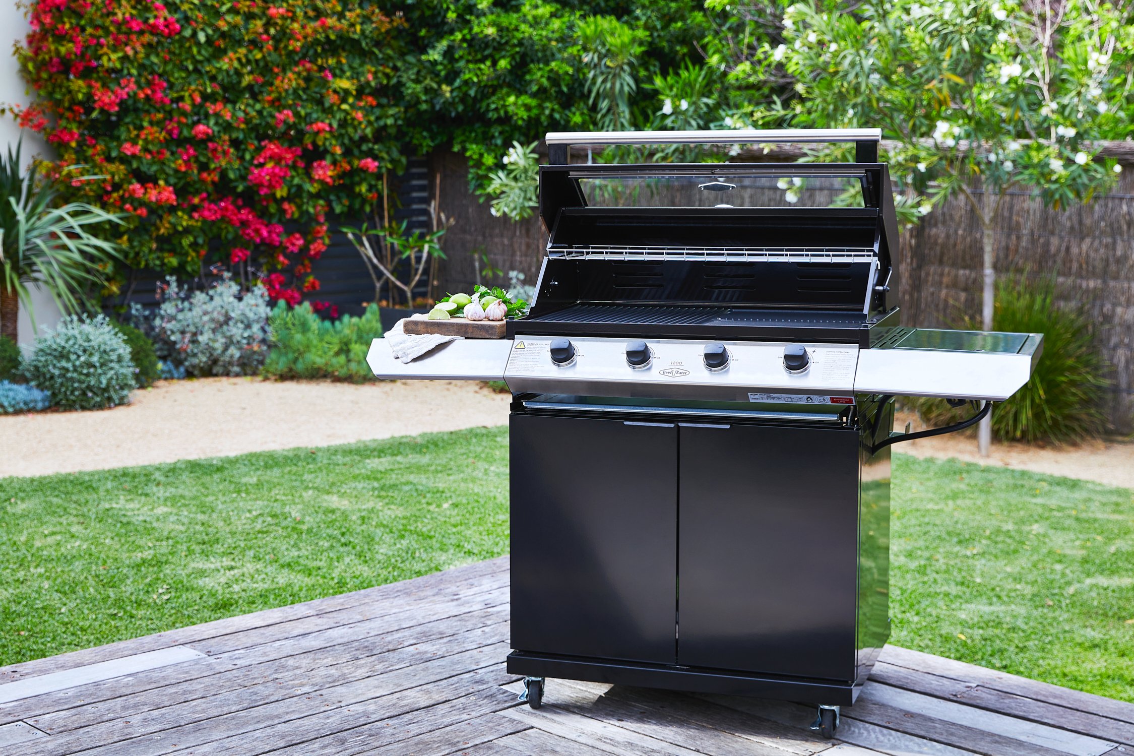 BEEFEATER 1200 SERIES GAS BBQ 4 BURNERS & 1 SIDE BURNER WITH TROLLEY